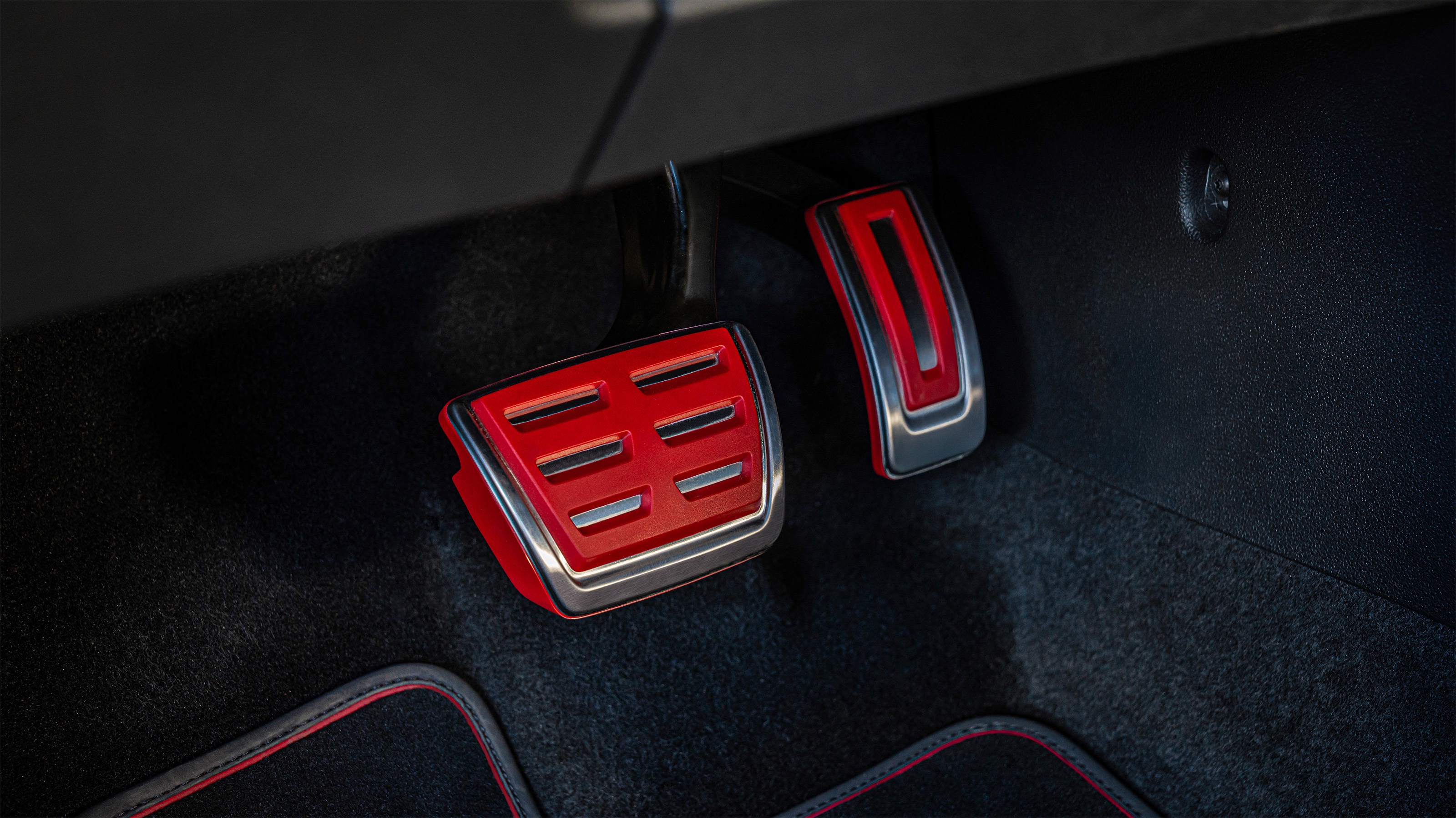 Volkswagen Golf GTI Edition 50 – red pedals
