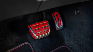 Volkswagen Golf GTI Edition 50 – red pedals