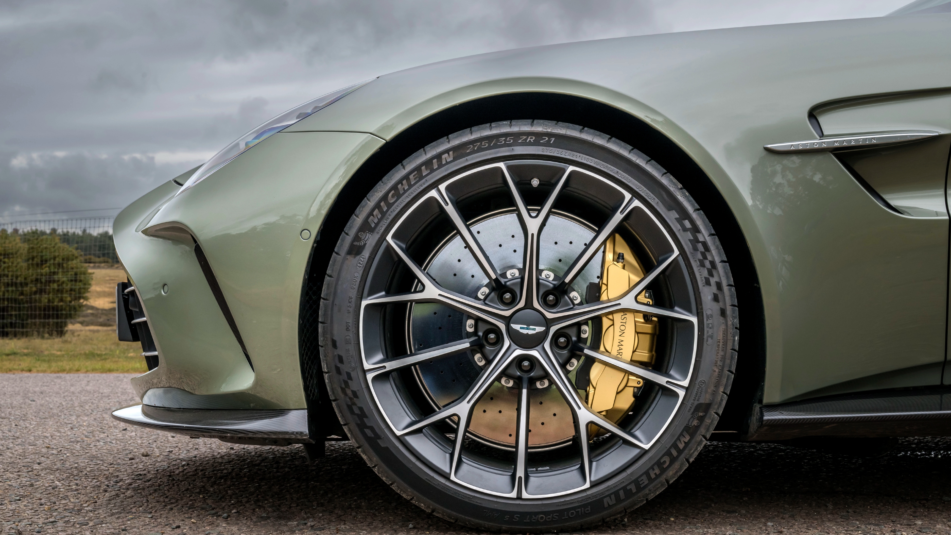 Aston Martin Vantage Roadster wheel