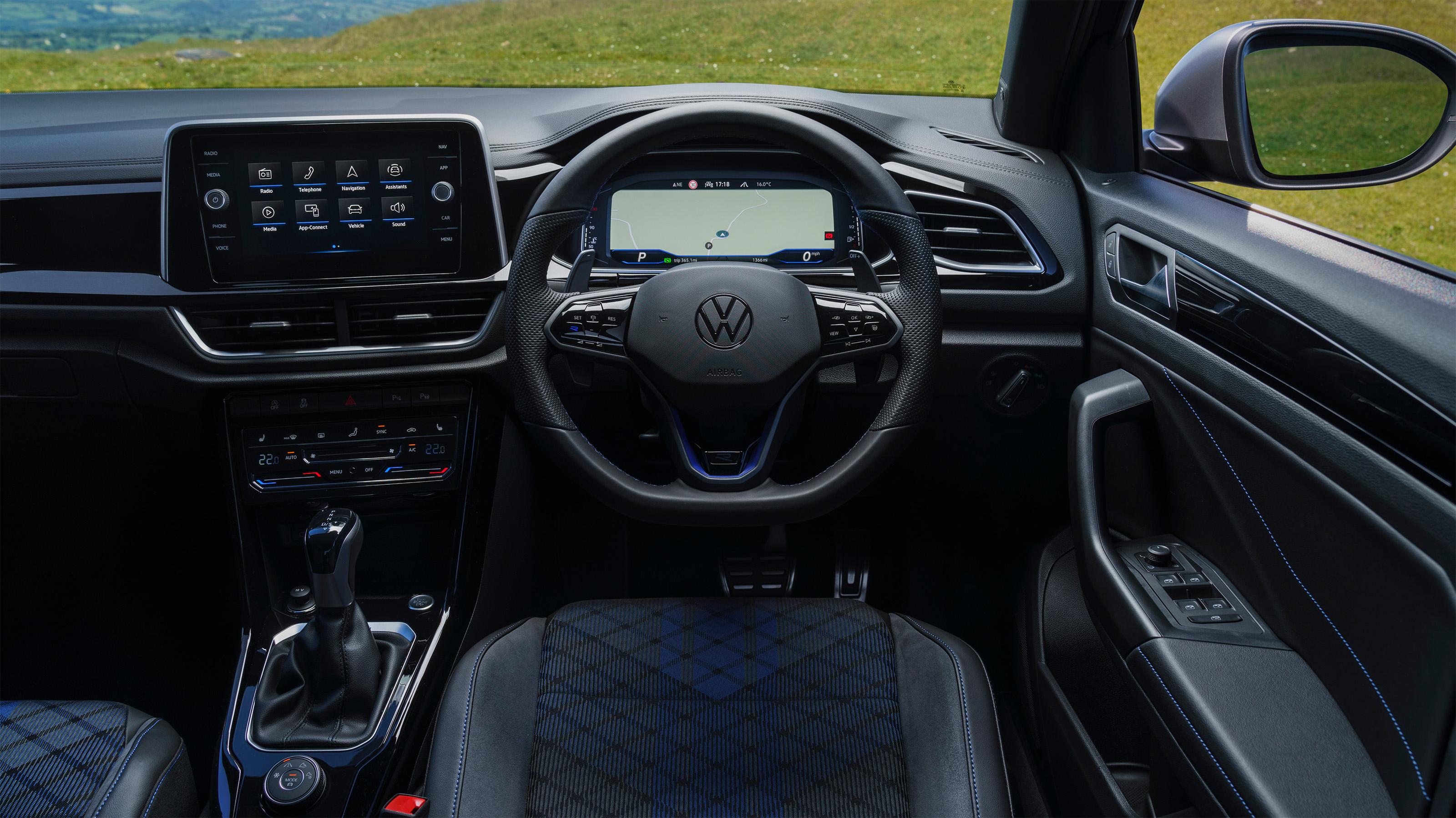 Volkswagen T-Roc R – interior