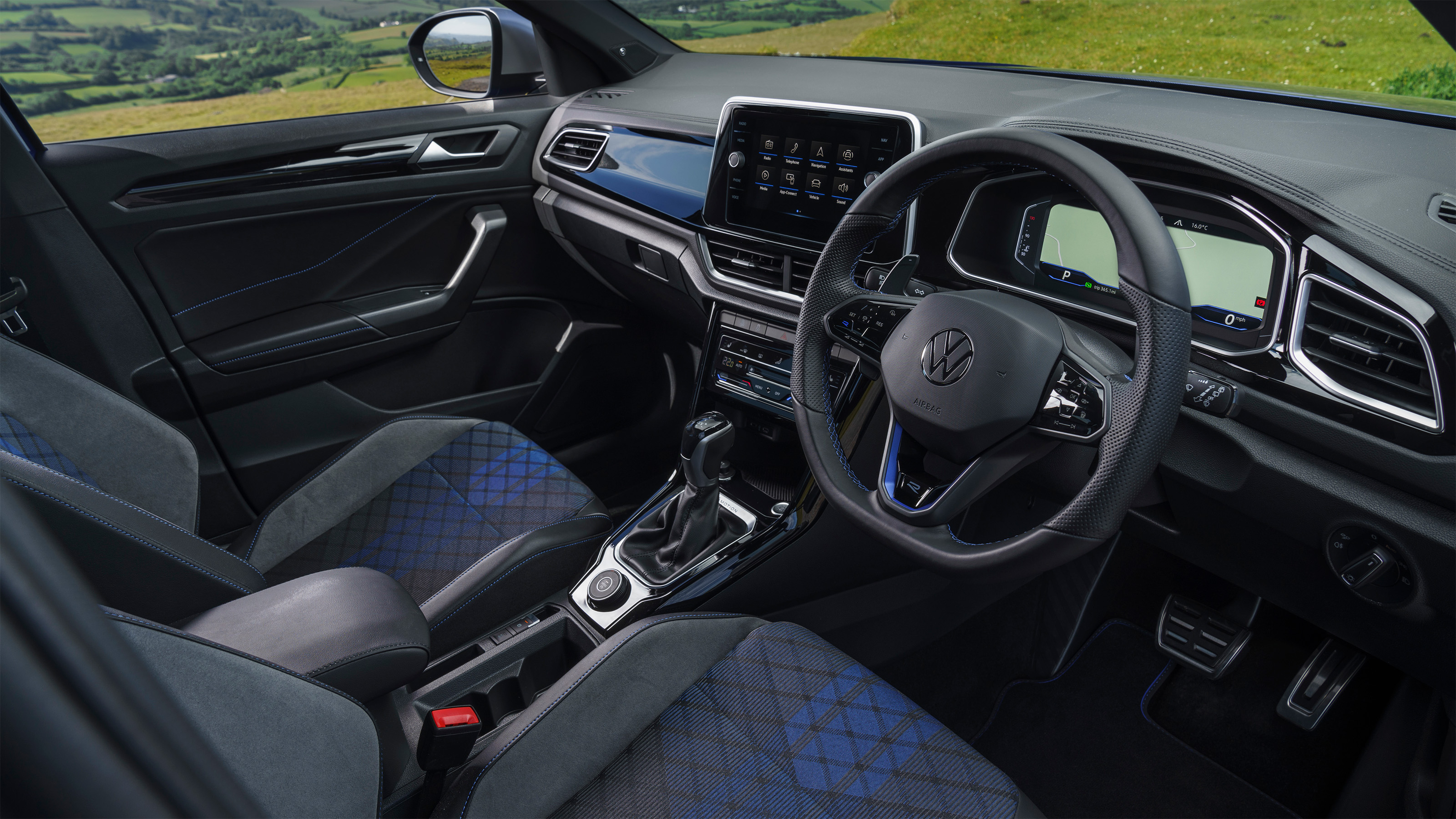 Volkswagen T-Roc R – interior
