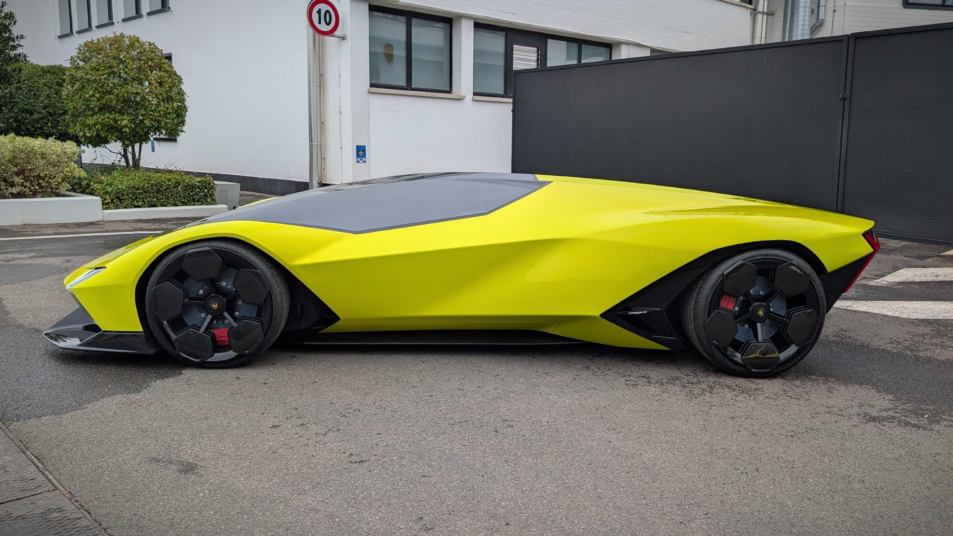 Lamborghini Manifesto side