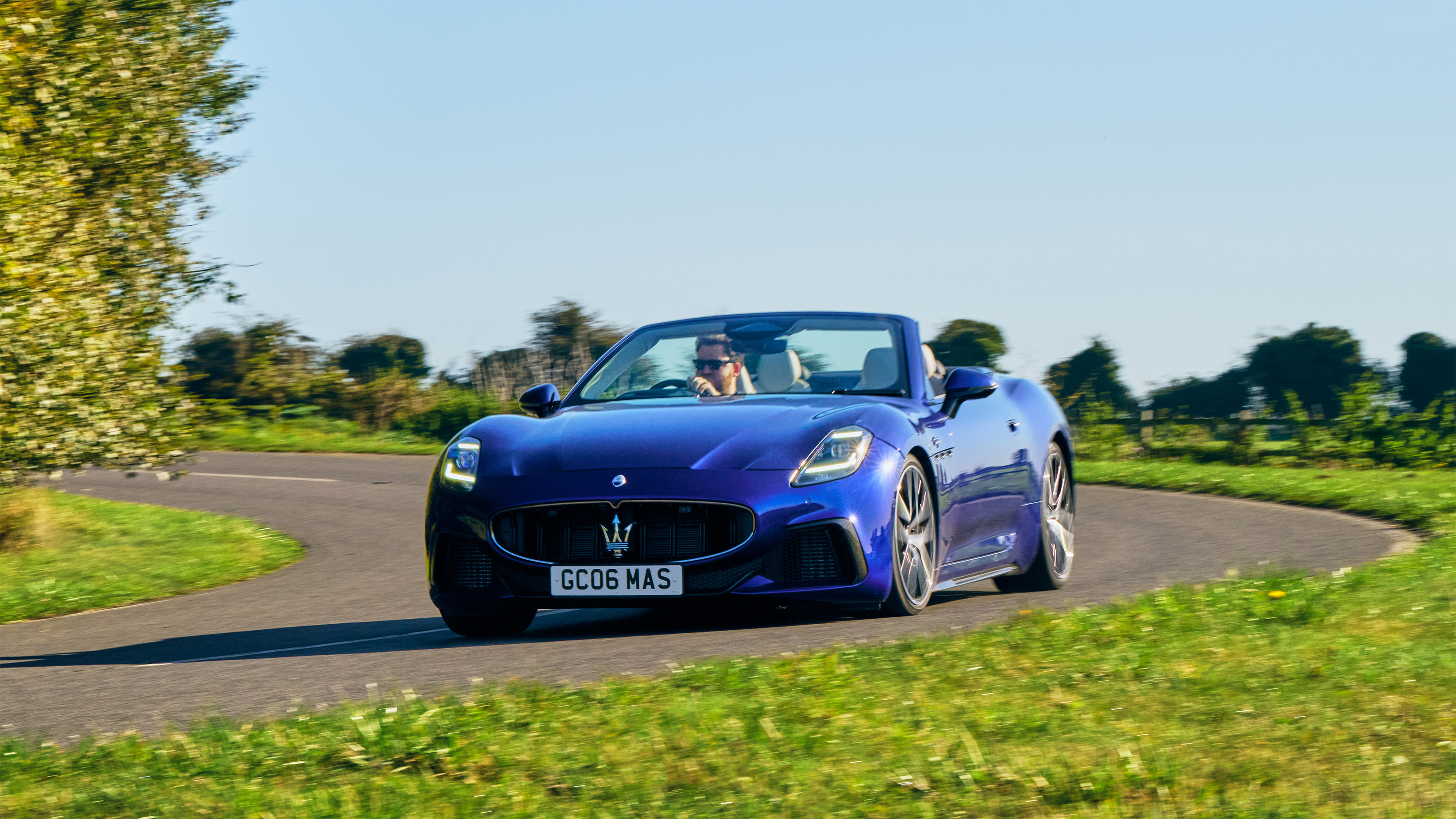 Aston Martin DB12 Volante v Maserati GranCabrio