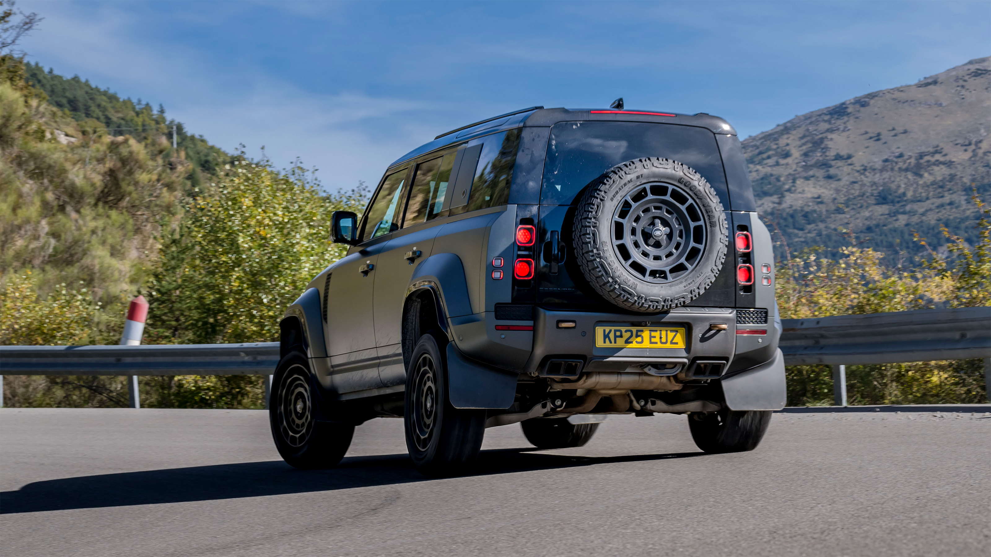 Land Rover Defender Octa – rear