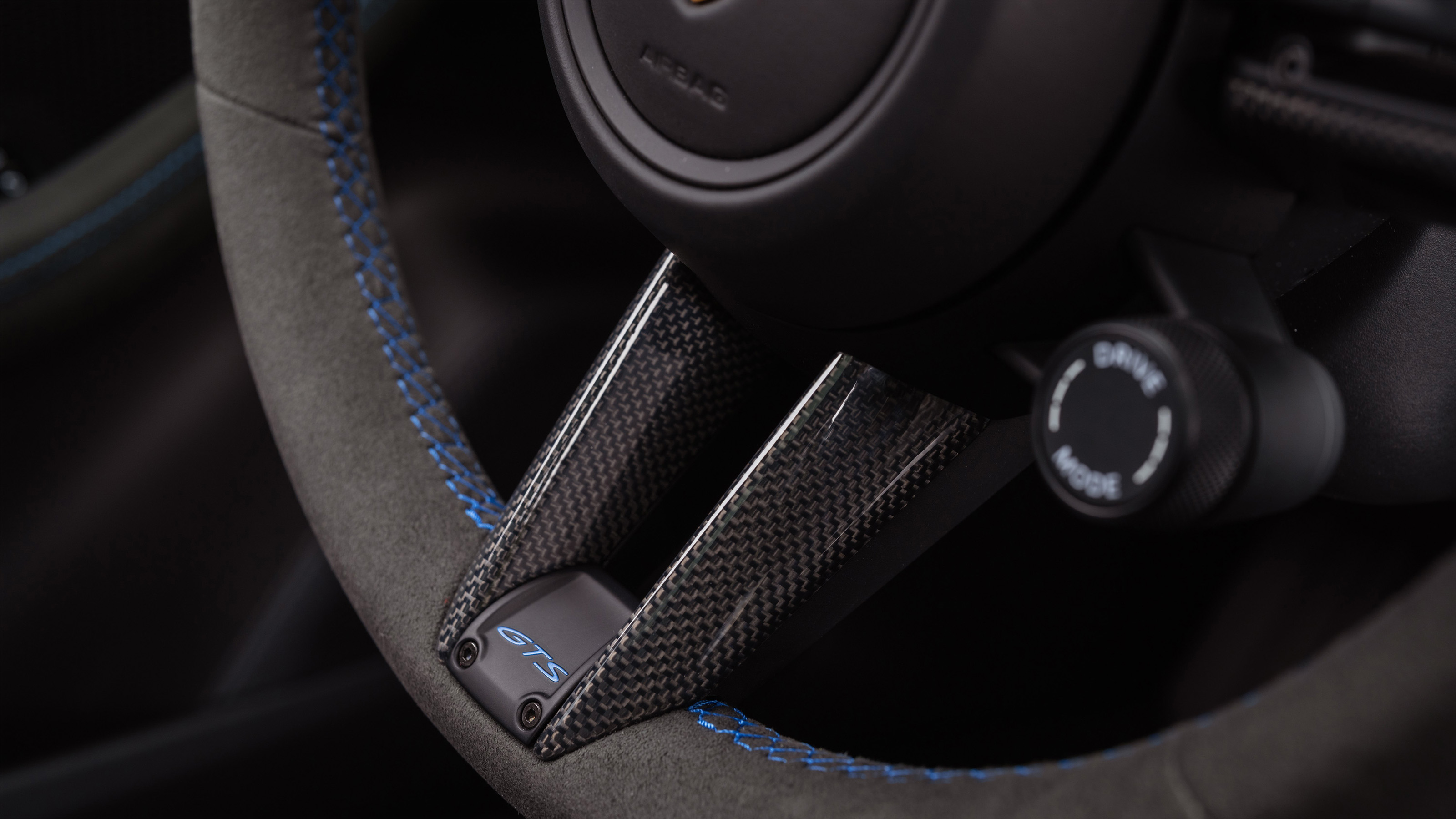 Porsche Macan GTS Electric – steering wheel