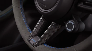 Porsche Macan GTS Electric – steering wheel
