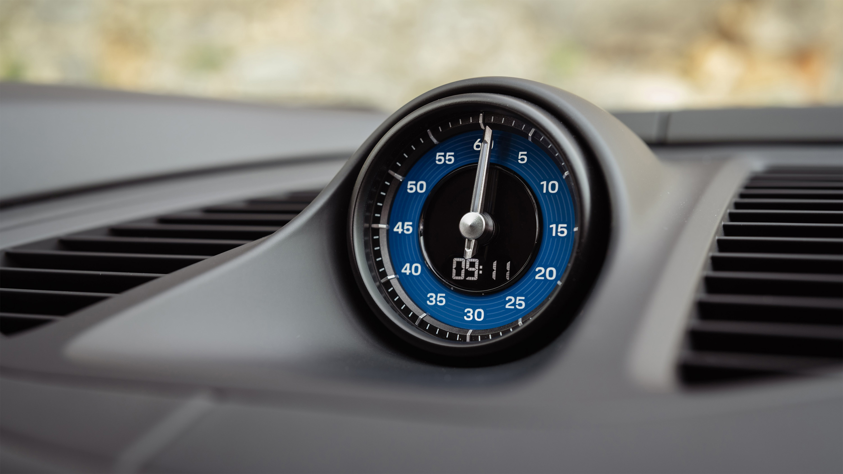 Porsche Macan GTS Electric – clock