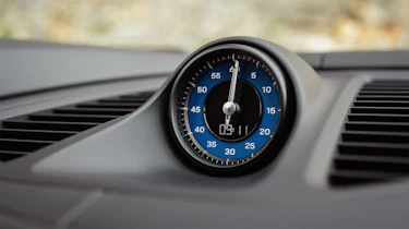 Porsche Macan GTS Electric – clock