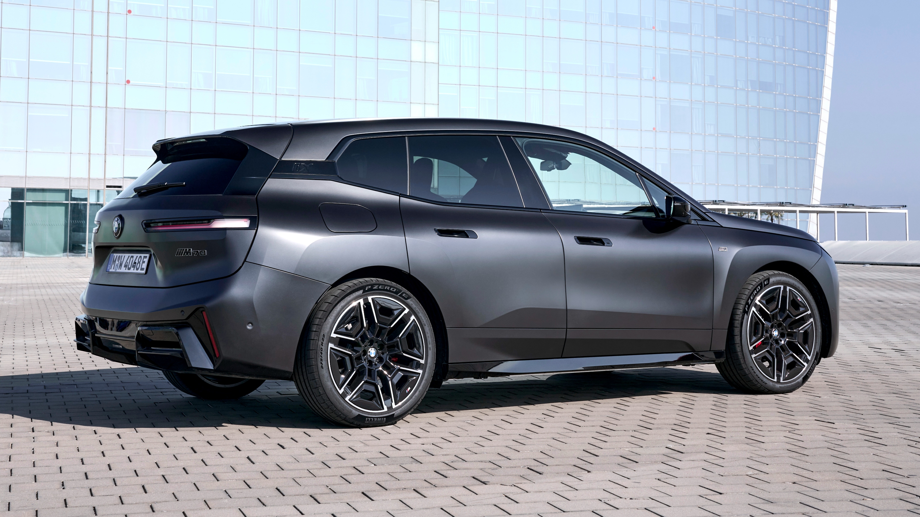 BMW iX M70