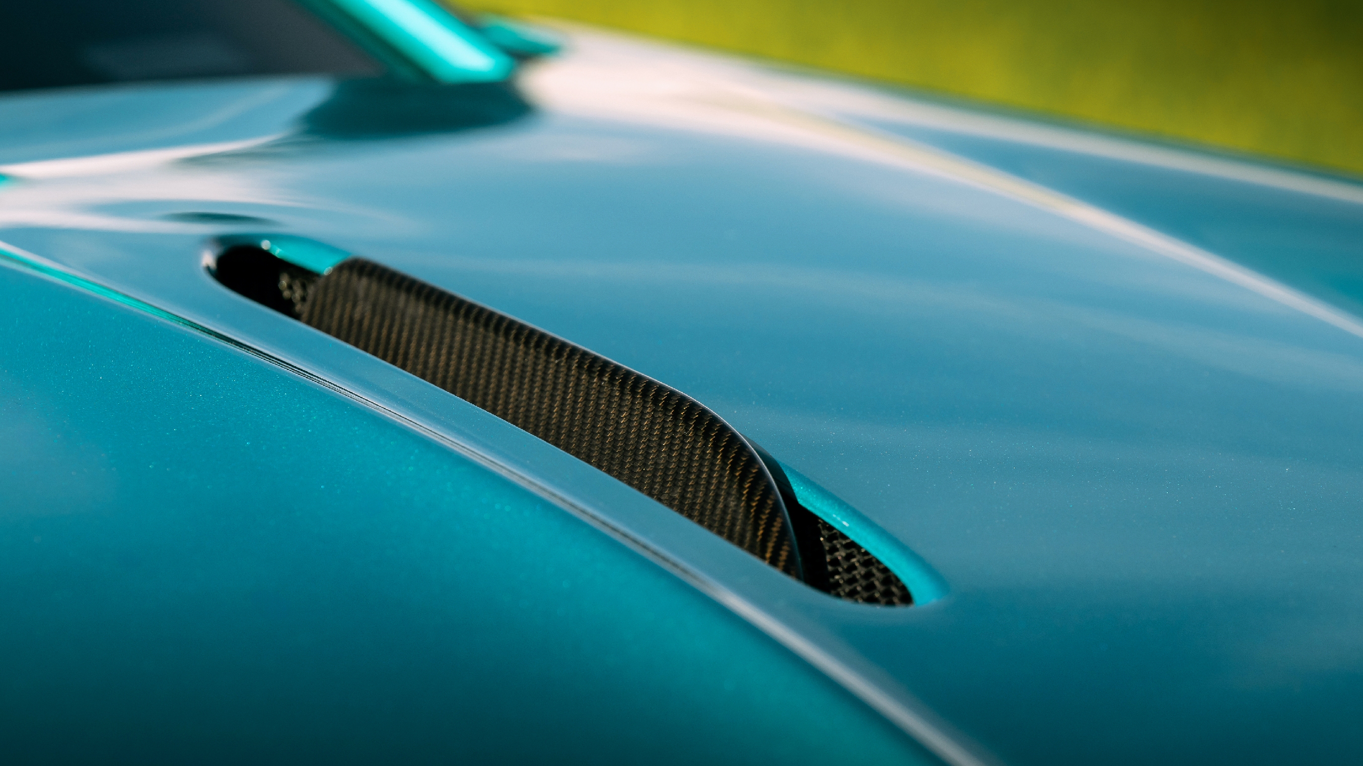 Aston Martin Vantage S details