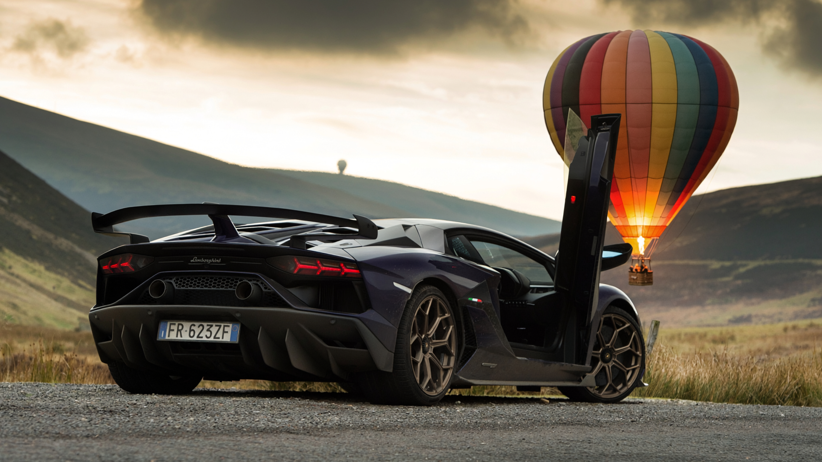 Lamborghini Aventador with a hot air balloon