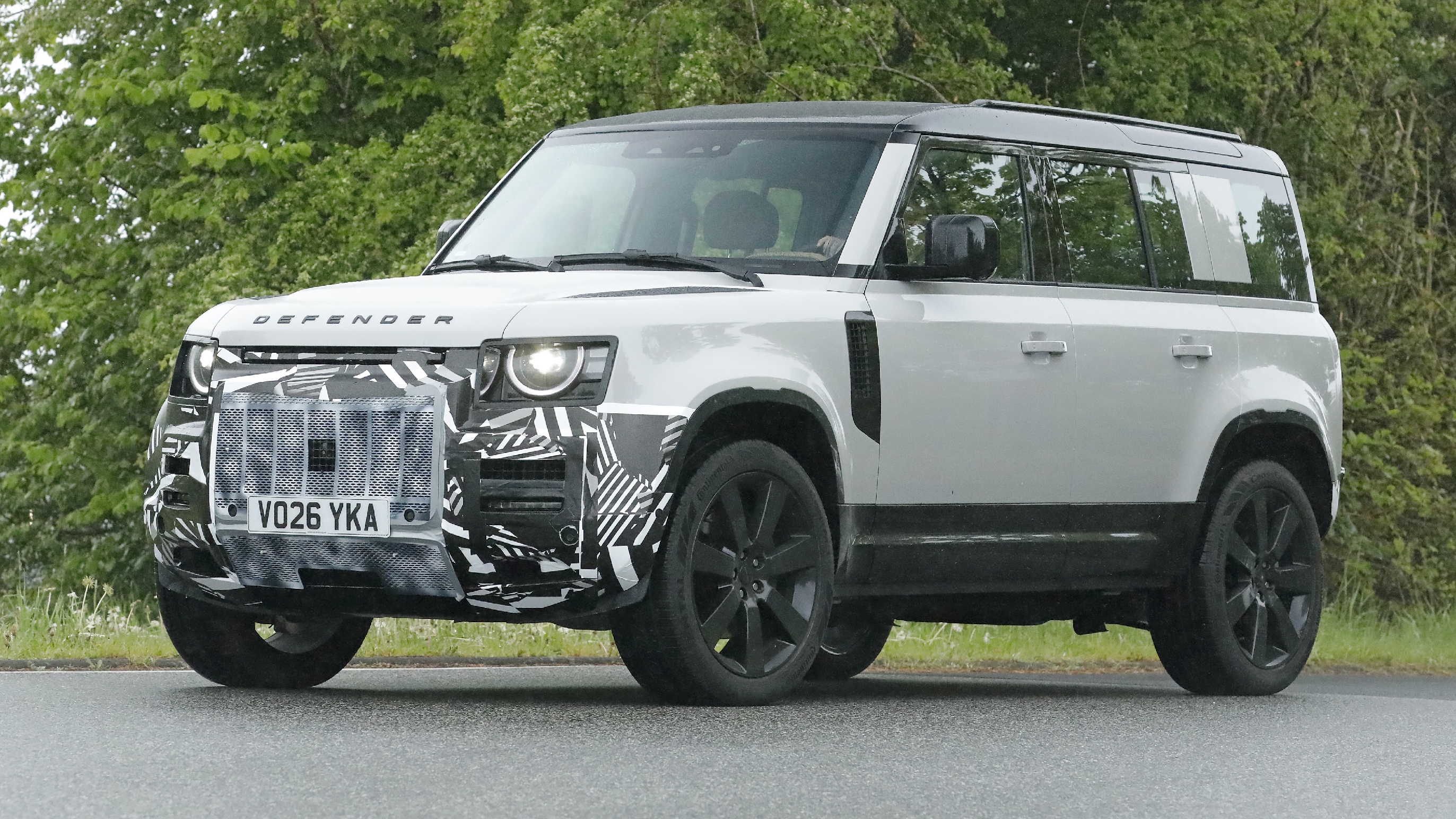 Land Rover Defender 2027 front