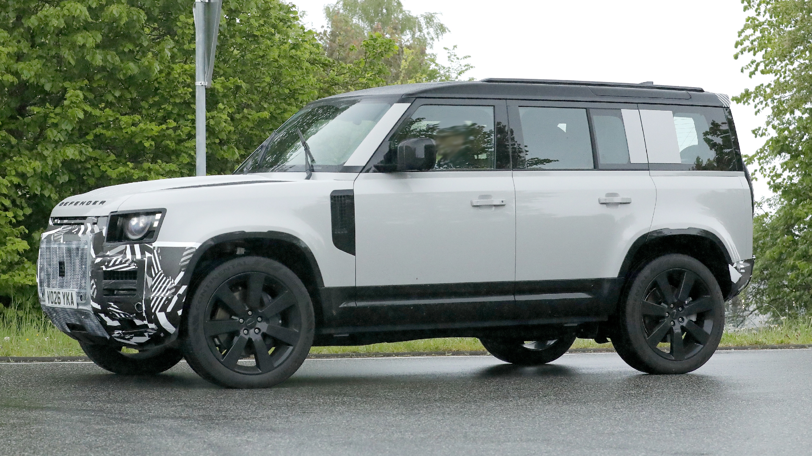 Land Rover Defender 2027 front