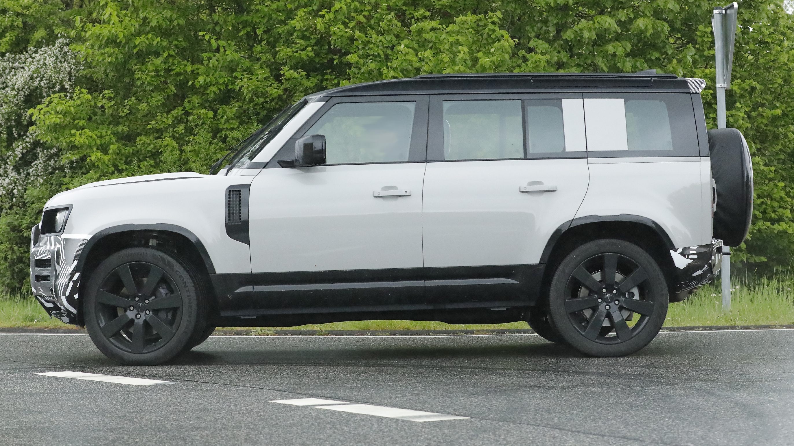 Land Rover Defender 2027 side