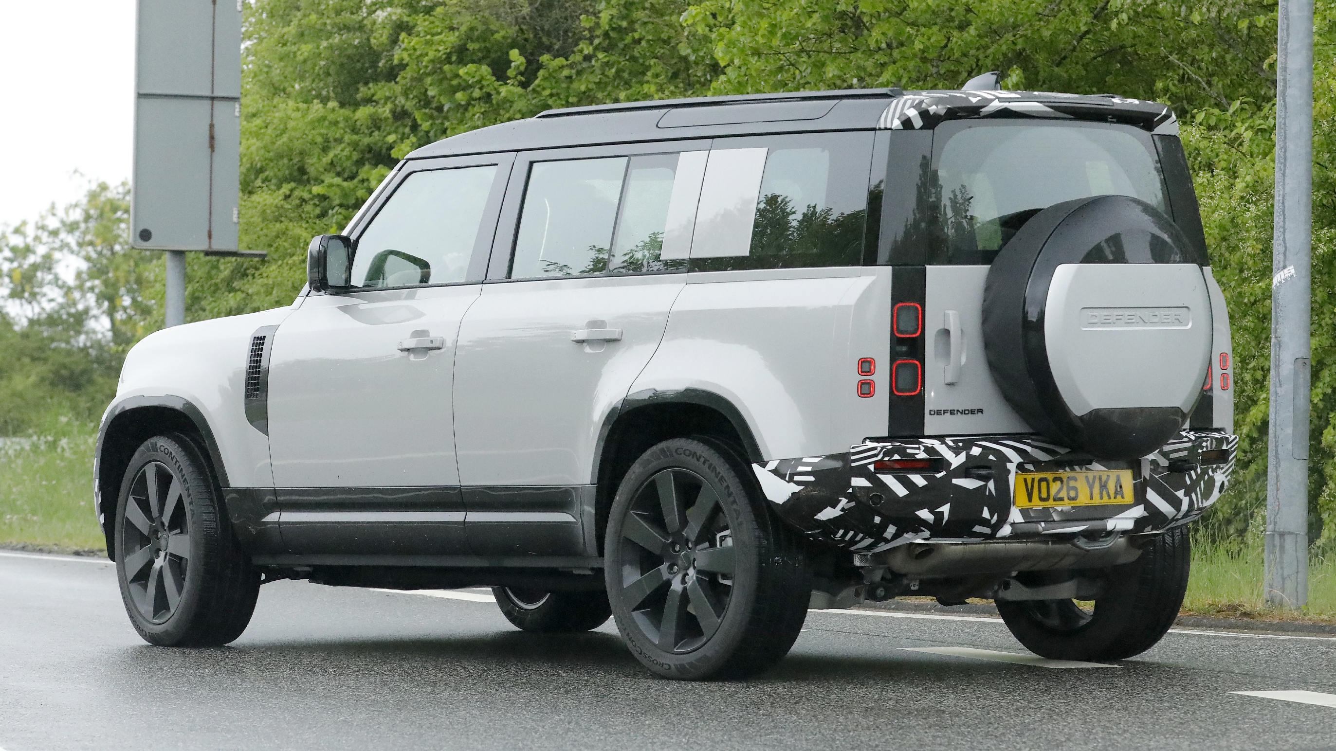Land Rover Defender 2027 rear