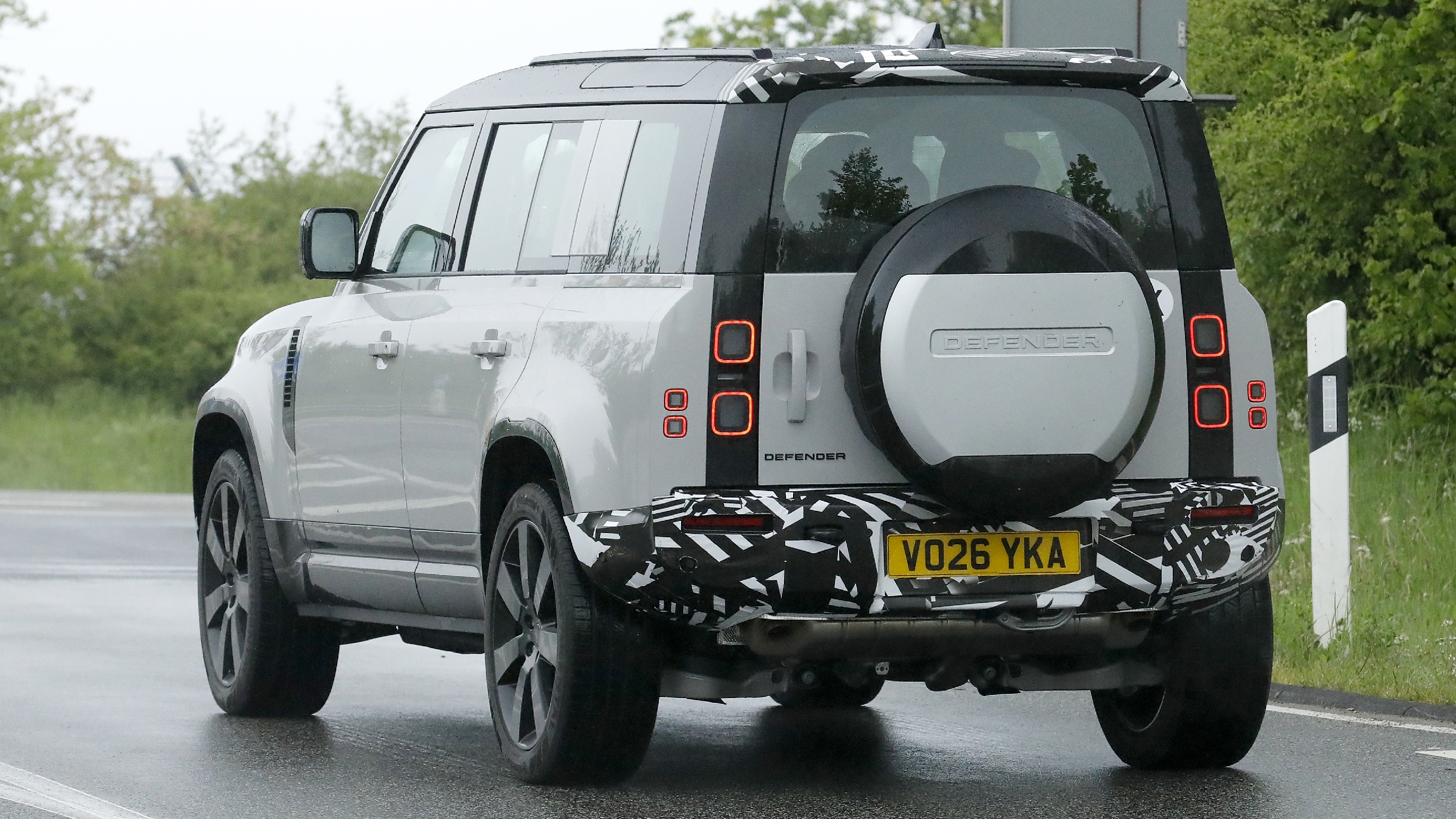 Land Rover Defender 2027 rear