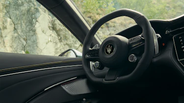 Maserati GranTurismo Trofeo interior steering wheel