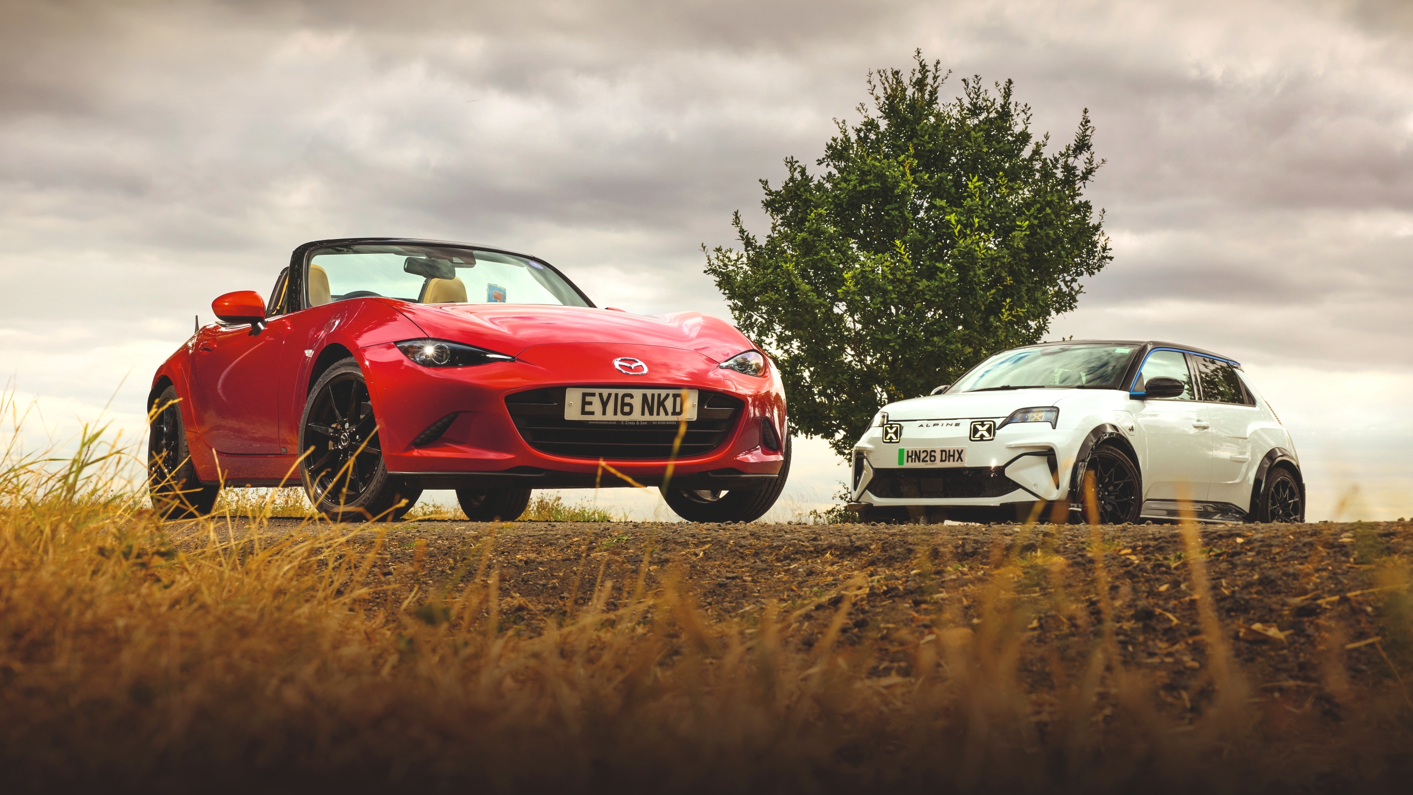 Mazda MX-5 v Alpine A290