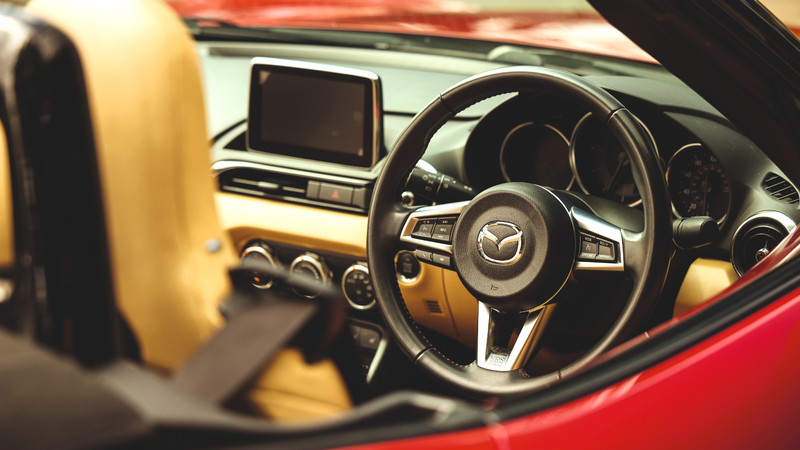 Mazda MX-5 v Alpine A290