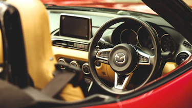 Mazda MX-5 v Alpine A290