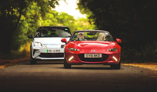 Mazda MX-5 v Alpine A290