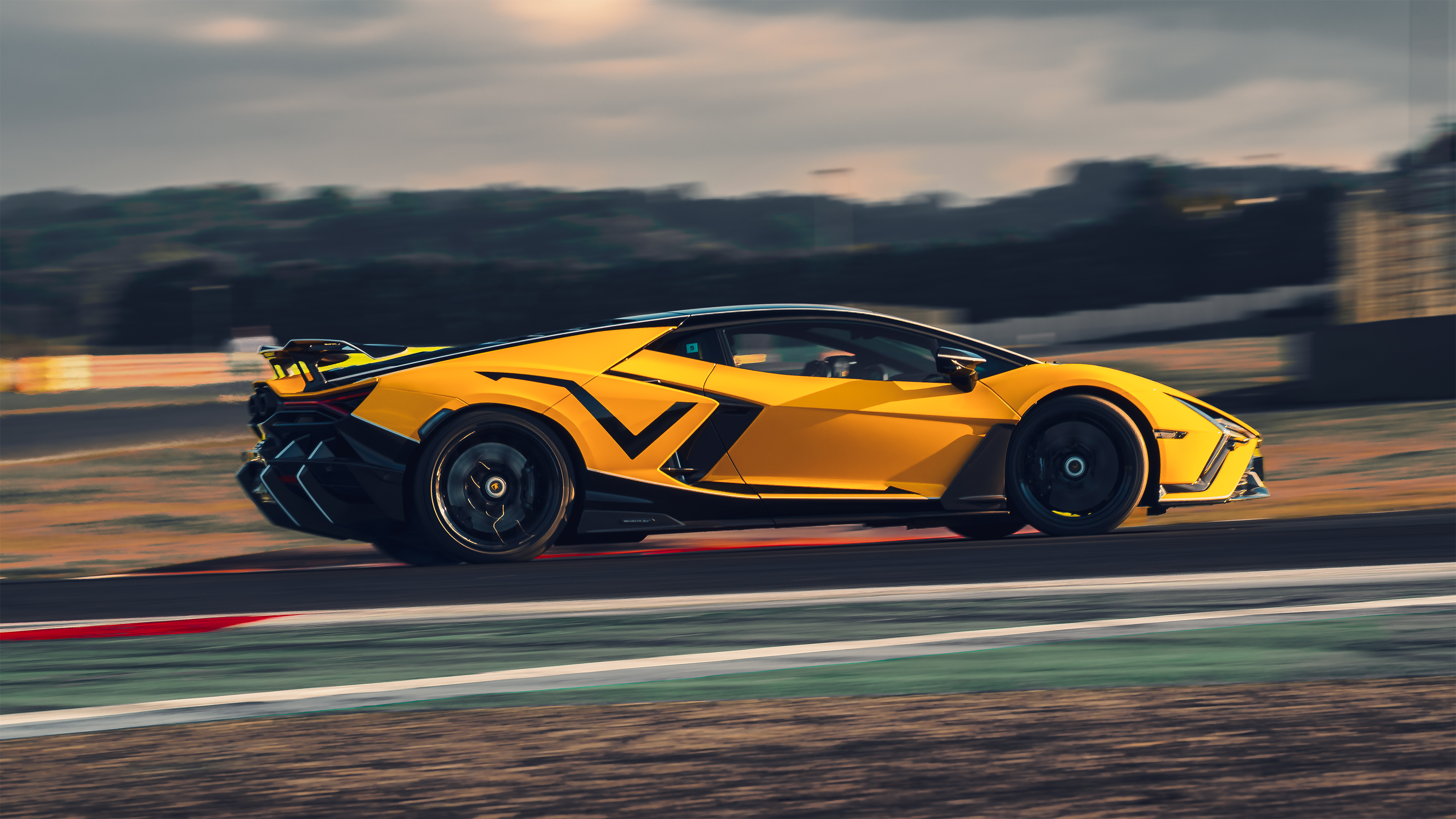 Lamborghini Revuelto SV