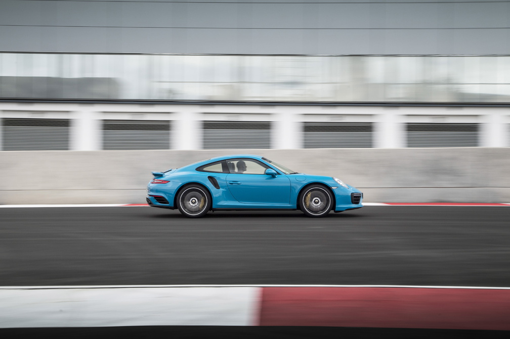 991.2 Porsche 911 Turbo S - side race track