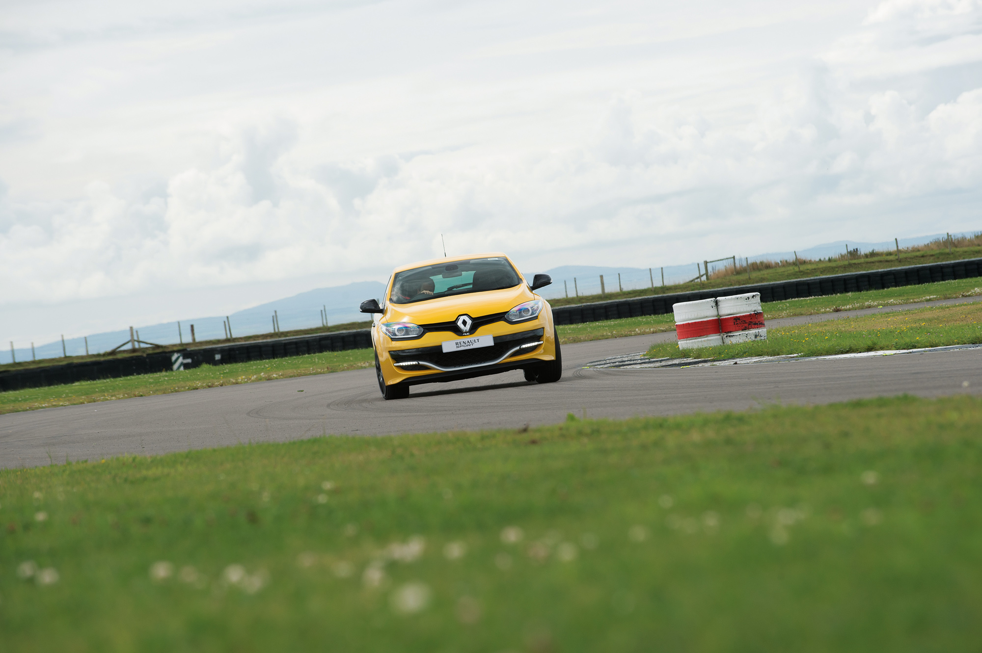 The yellow car has the standard Renaultsport setup