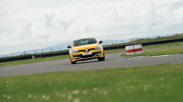 The yellow car has the standard Renaultsport setup