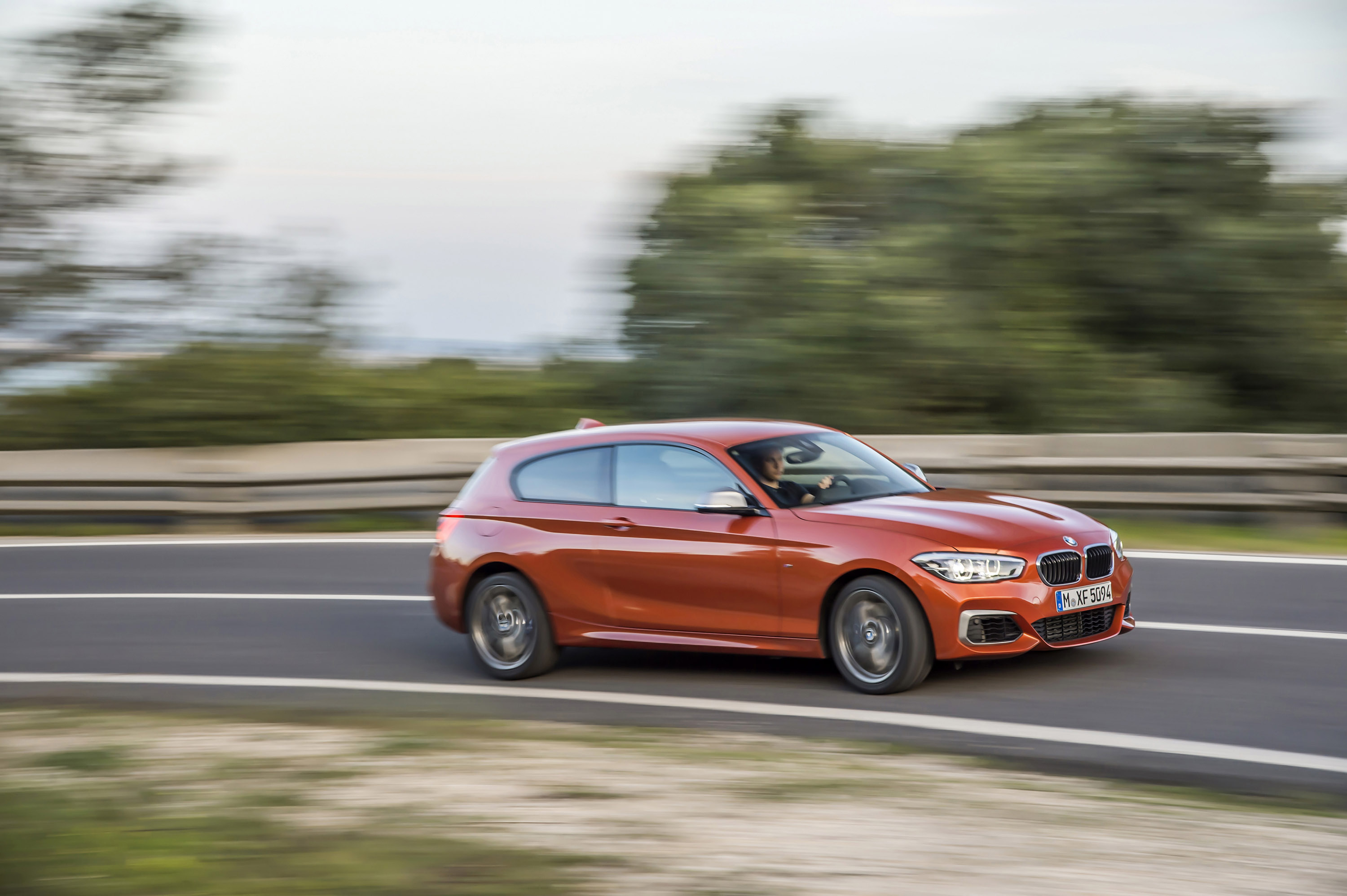 M140i side 3