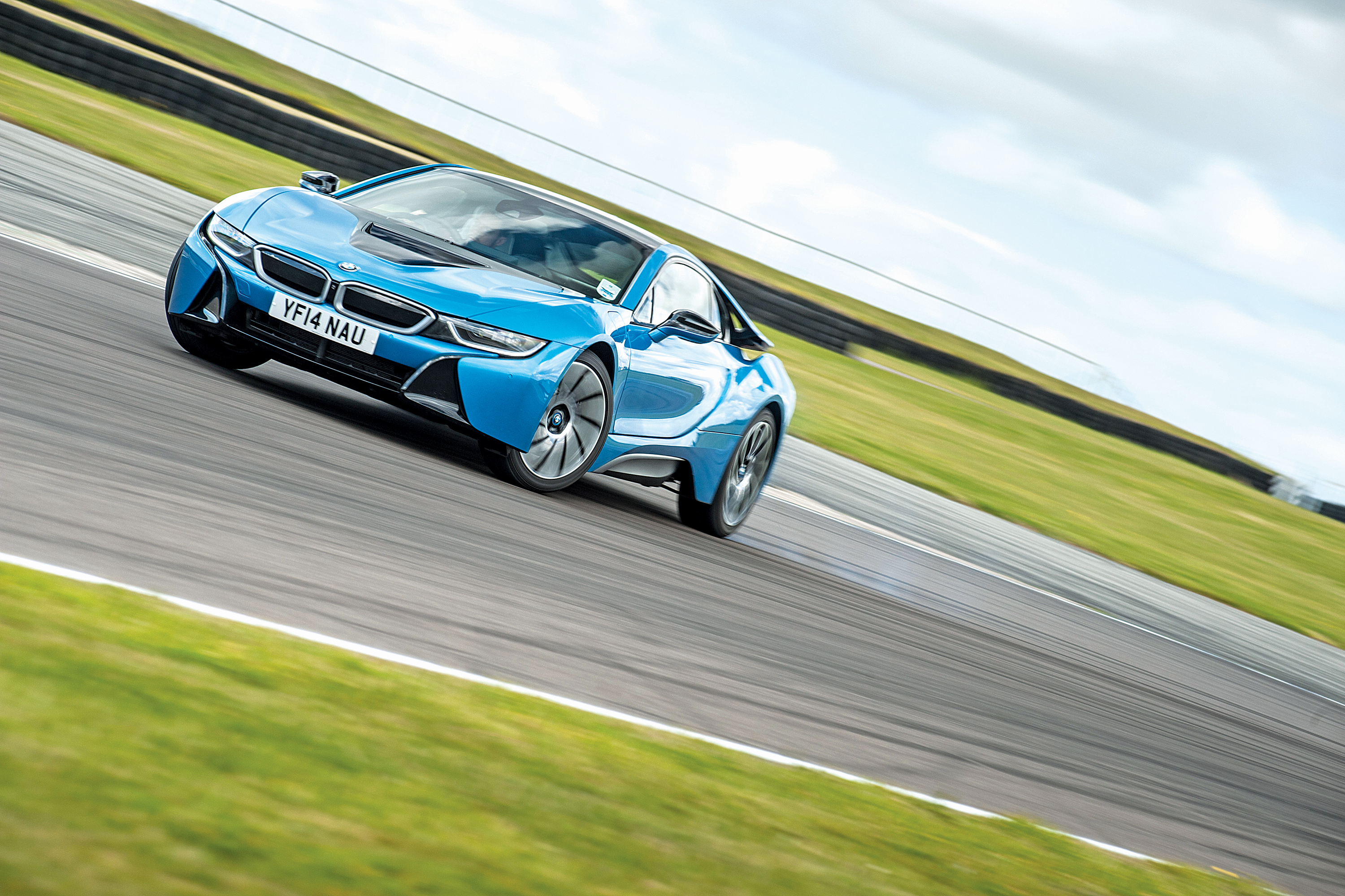 BMW i8 front