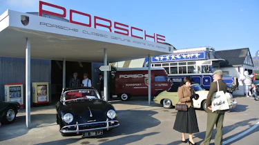 Classic Porsche workshop by Daniel Bevis (@denialvibes)
