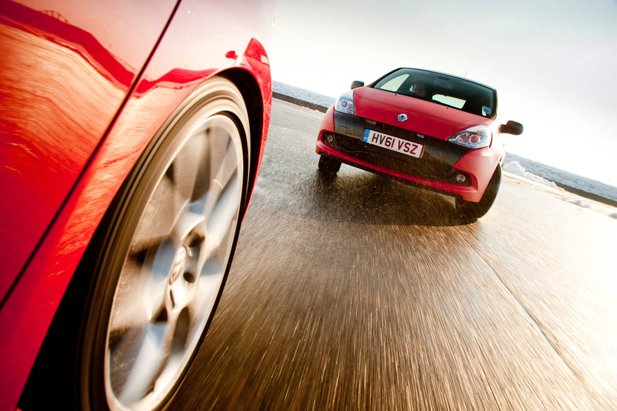 VW Golf GTI 35 v Renaultsport Clio 200 Raider