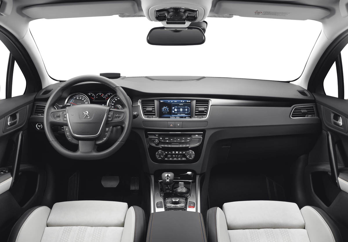 Peugeot 508 RXH interior dashboard