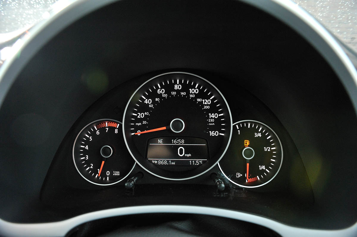 Volkswagen Beetle 1.4 TSI Sport speedo dials