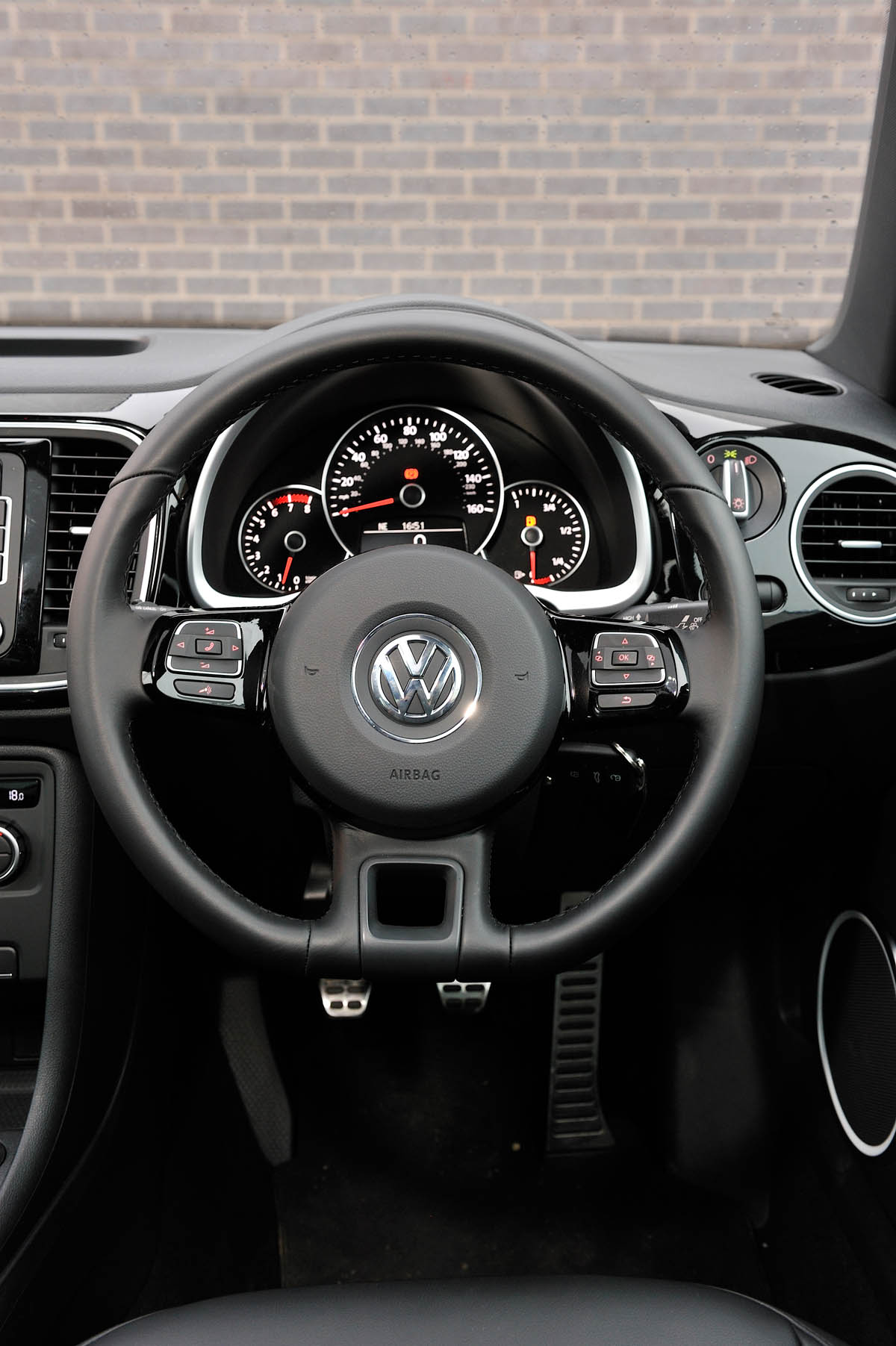 Volkswagen Beetle 1.4 TSI Sport steering wheel