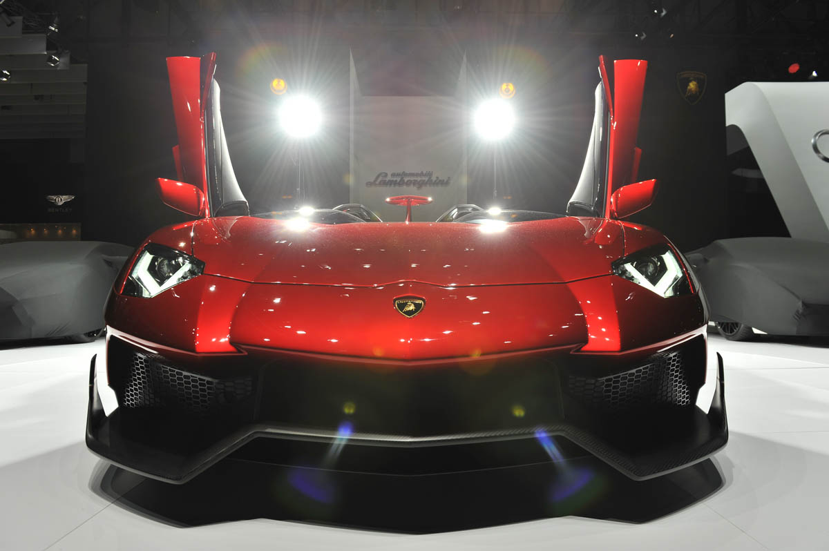 Video: Lamborghini Aventador J