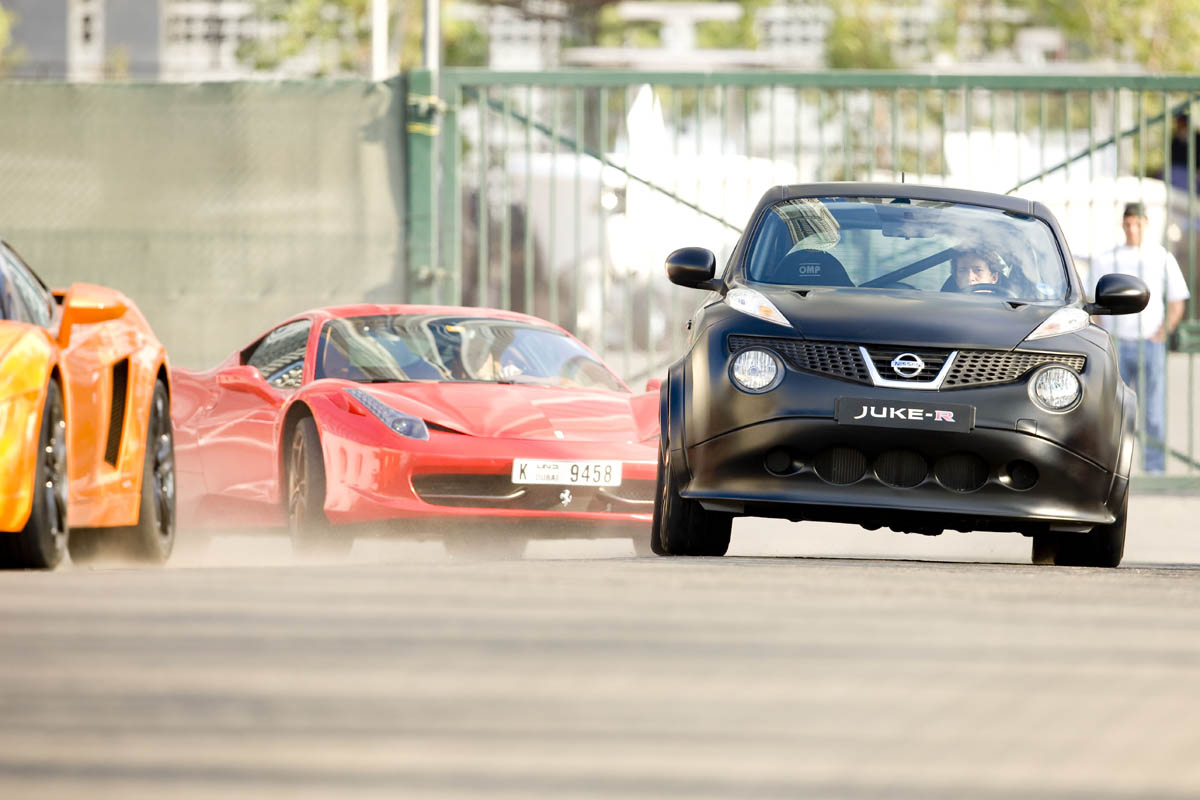 Nissan Juke-R vs Ferrari 458 Italia