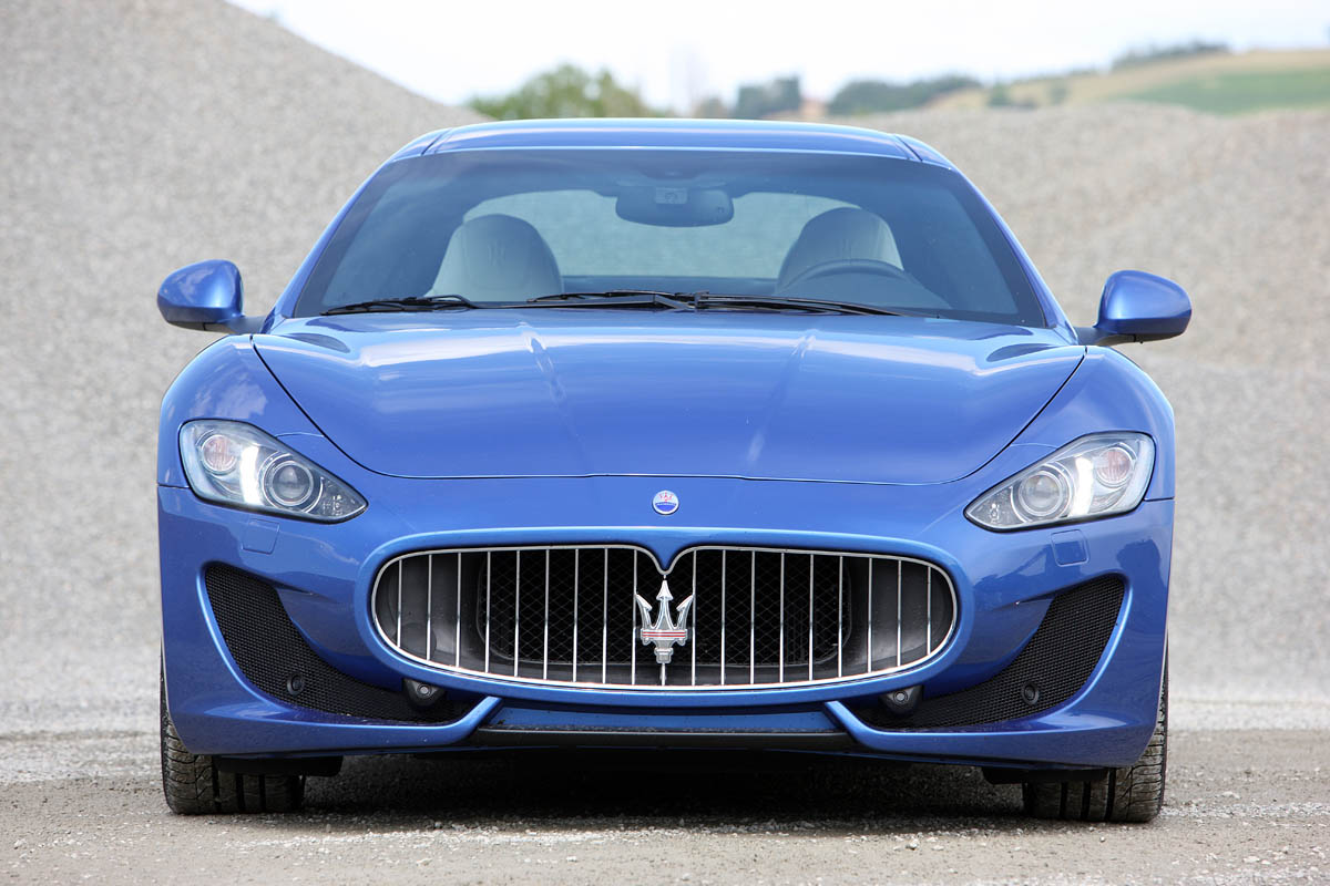 2012 Maserati GranTurismo Sport front grille