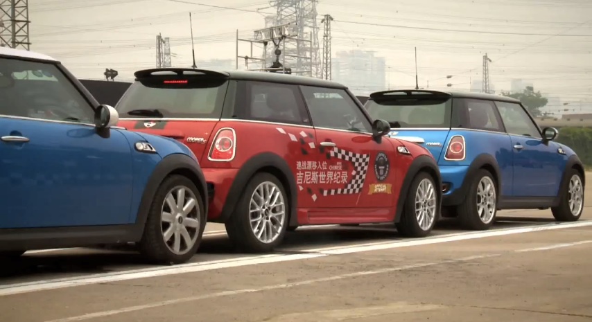 Chinese stunt driver Han Yue has smashed the world record for the tightest parallel parking.