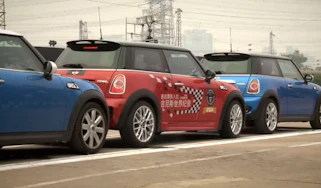 Chinese stunt driver Han Yue has smashed the world record for the tightest parallel parking.