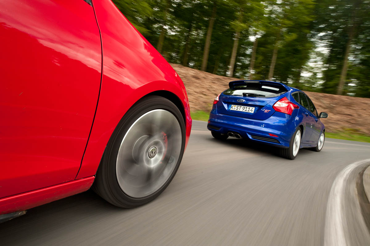 Ford Focus ST vs VW Golf GTI evo