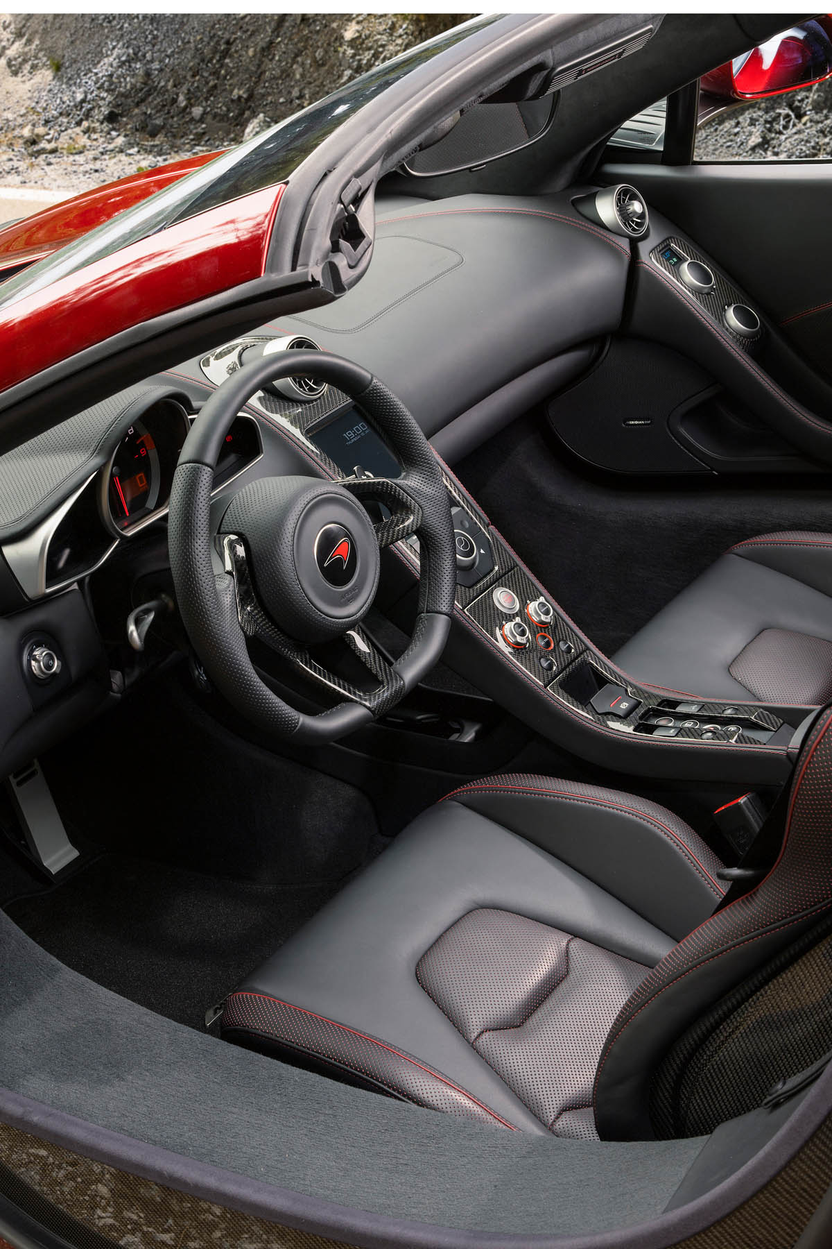 McLaren MP4-12C Spider volcano red interior dashboard