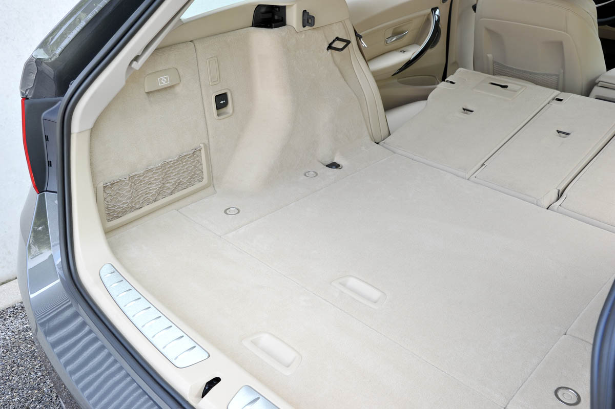 2012 BMW 328i Touring bootspace