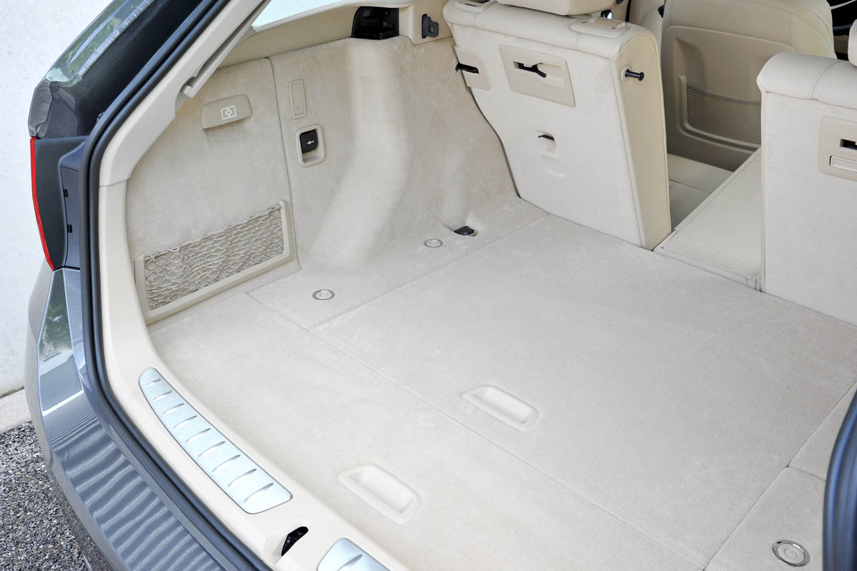 2012 BMW 328i Touring bootspace split seats