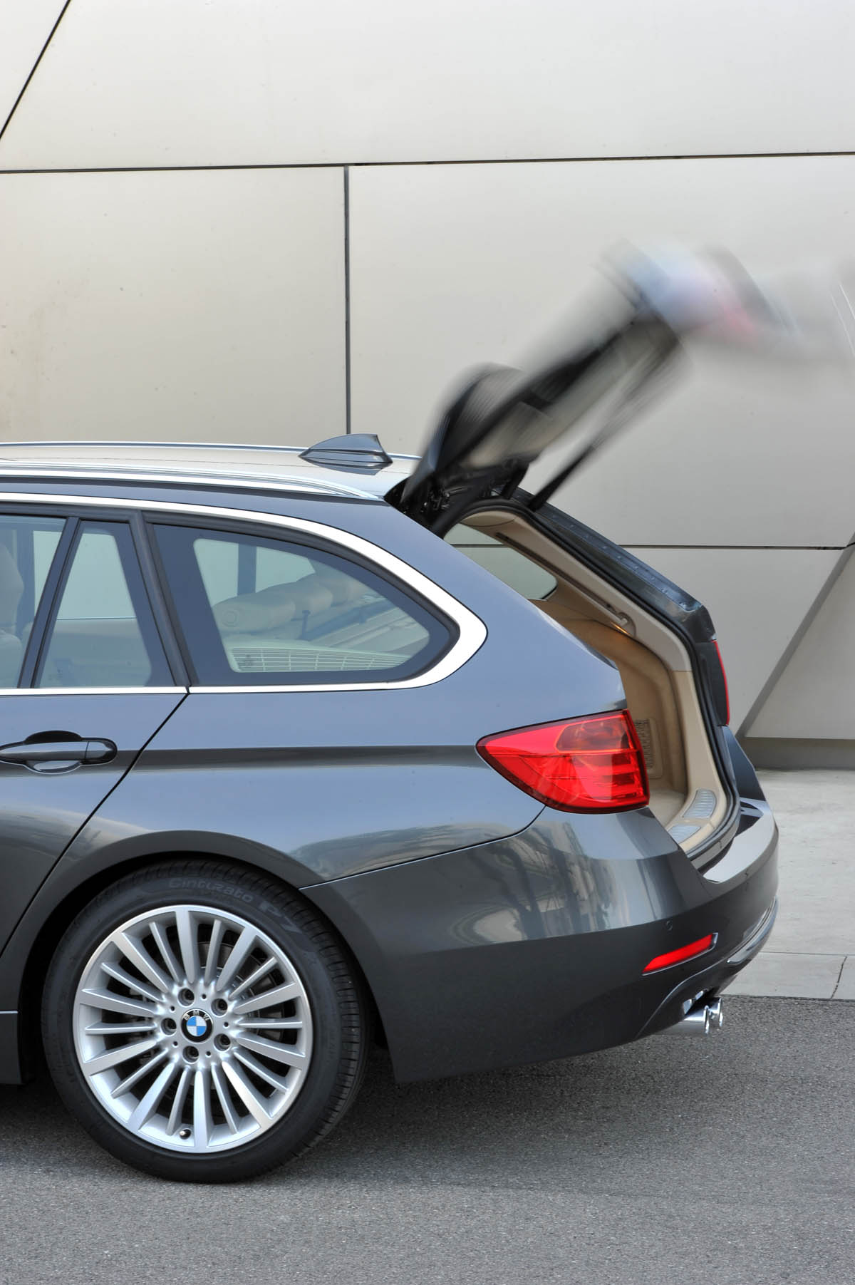 2012 BMW 328i Touring tailgate up