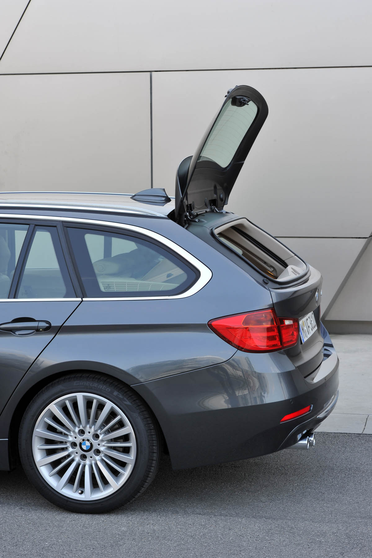 2012 BMW 328i Touring rear screen up