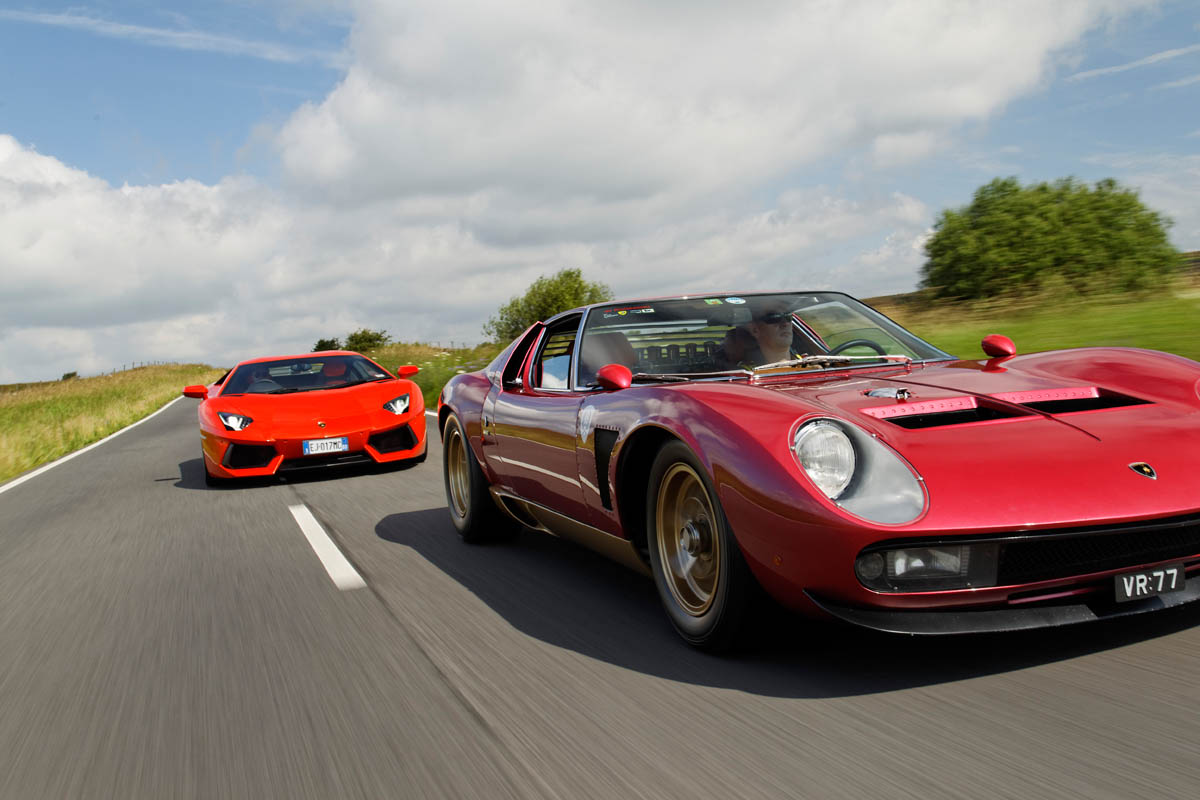 Lamborghini Aventador LP700-4 vs Miura SVJ