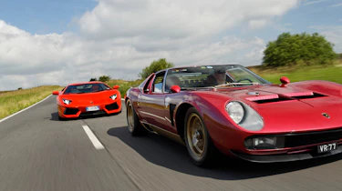 Lamborghini Aventador LP700-4 vs Miura SVJ