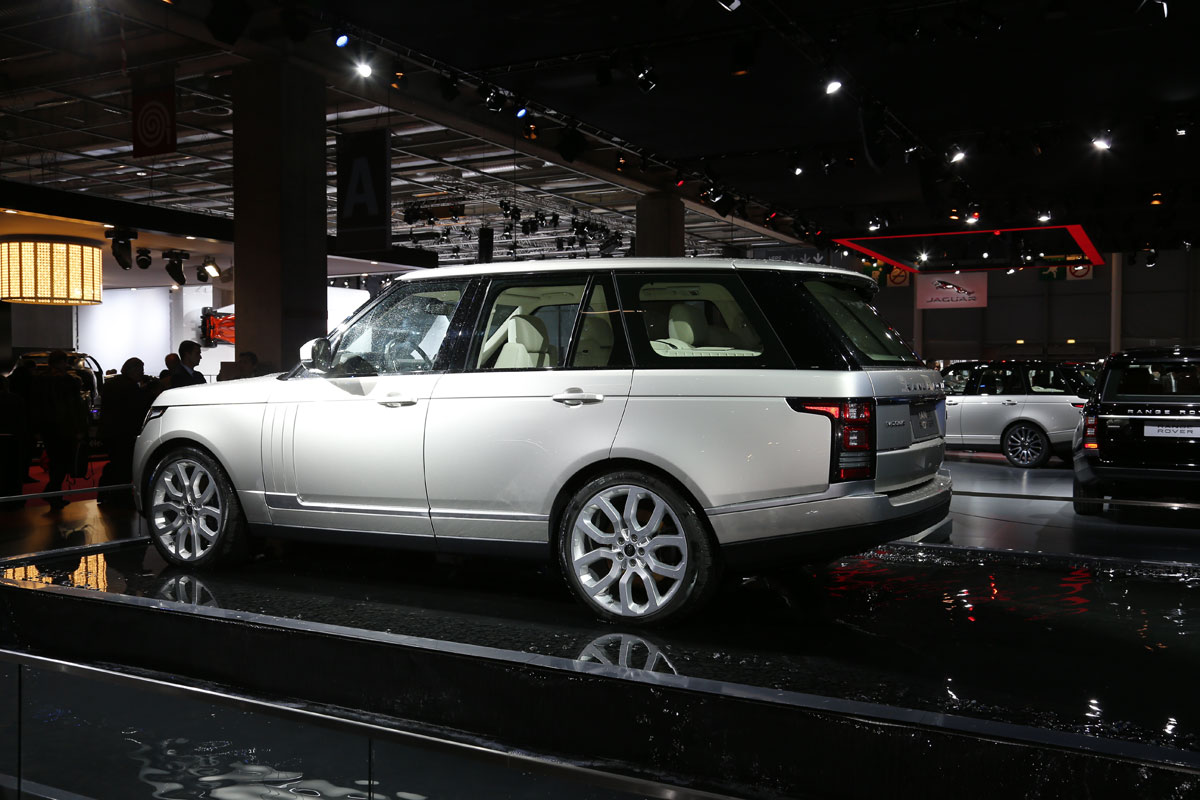 Range Rover launched at the Paris show